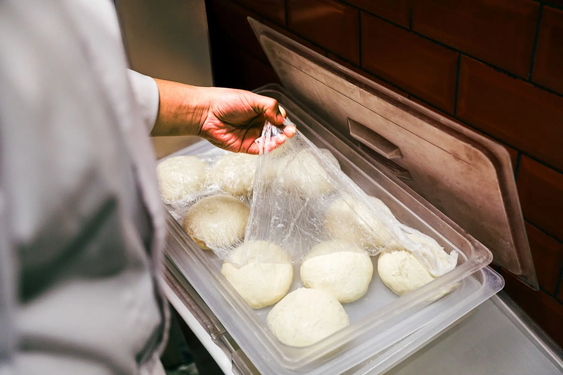餐饮后厨保鲜膜与保鲜袋的选型逻辑：从材质参数到储存效率的行业观察正文配图 1