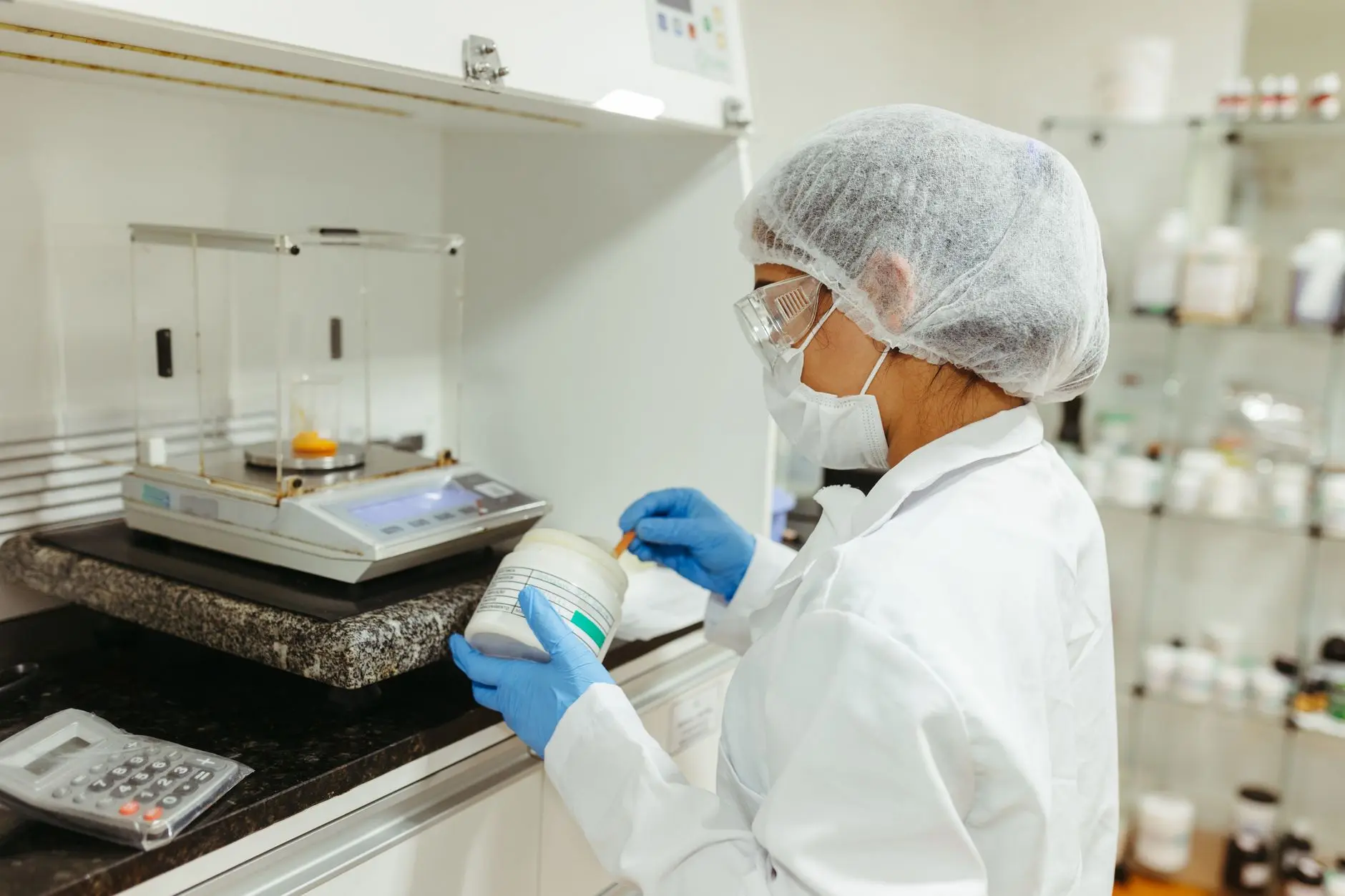 天津速万商贸解析：保鲜膜与锡纸在餐饮后厨中的保鲜技术应用现状