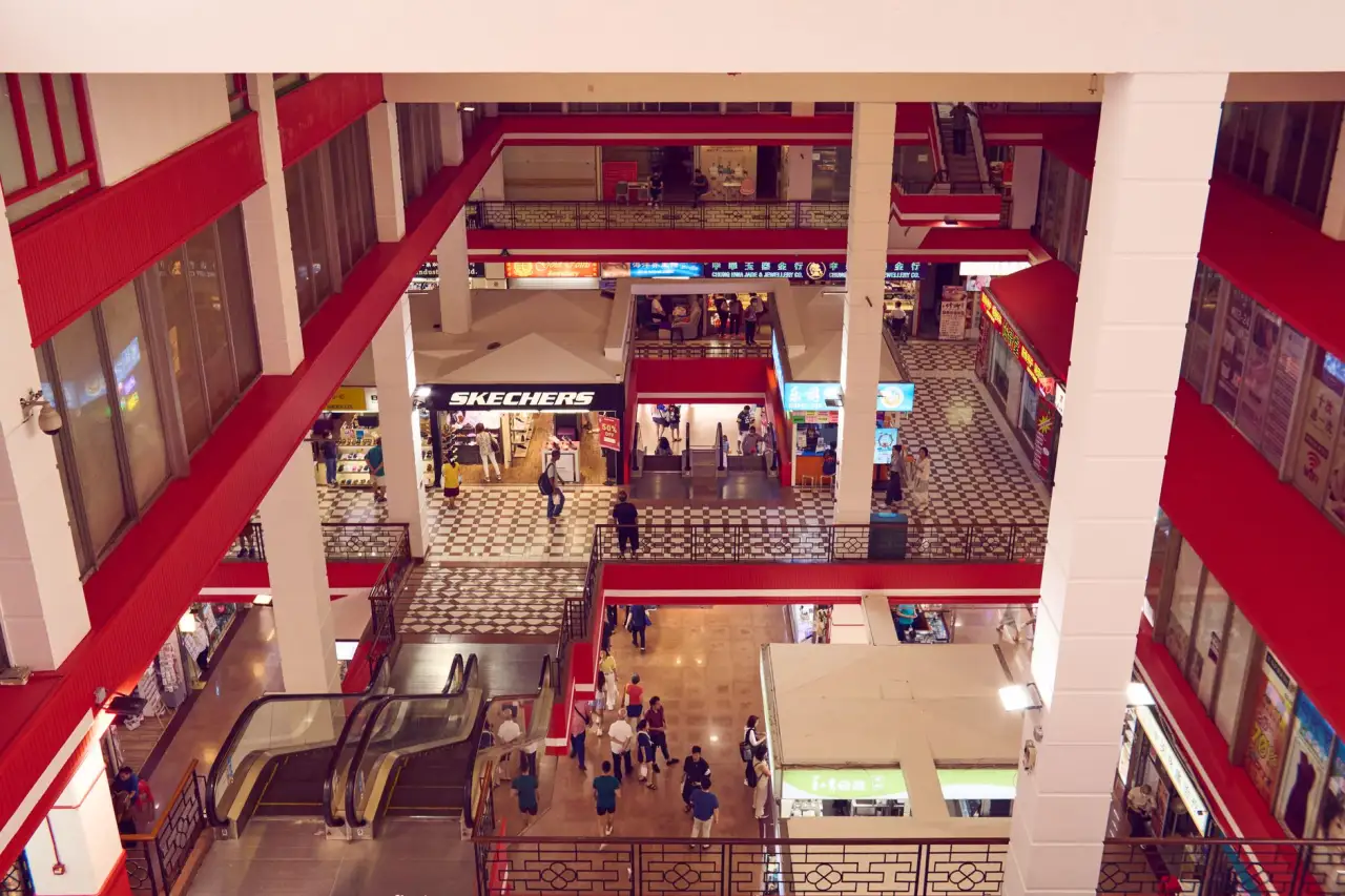 保鲜膜与锡纸在餐饮后厨食材储存中的性能对比与选用建议